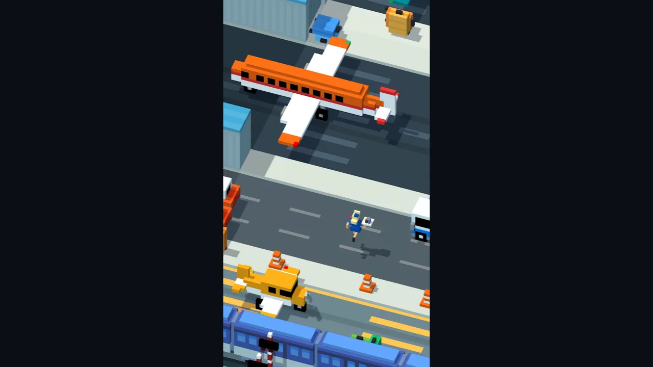 Schermata di Crossy Road: un personaggio a voxel attraversa strade trafficate e binari visti dall'alto, in stile a blocchi colorati.