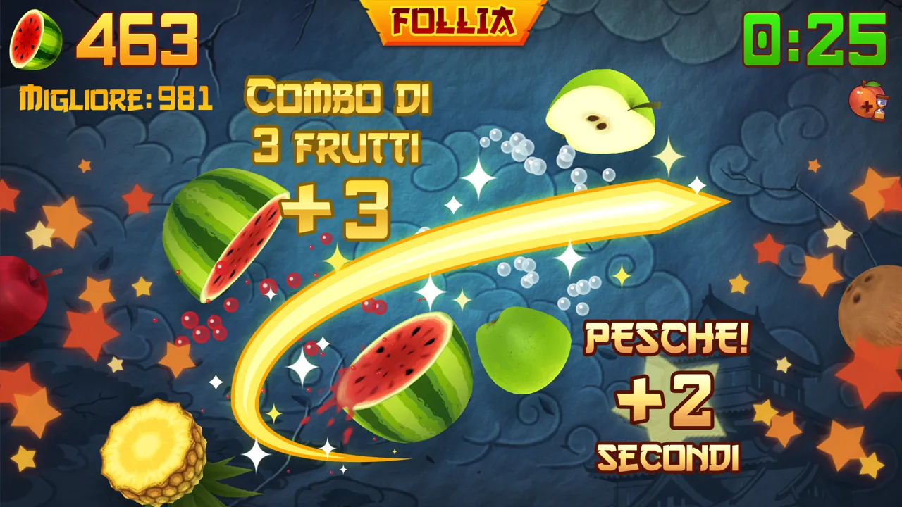 Schermata di Fruit Ninja in italiano: una lama taglia un'anguria a mezz'aria fra combo e frutta che vola, in modalità Follia.