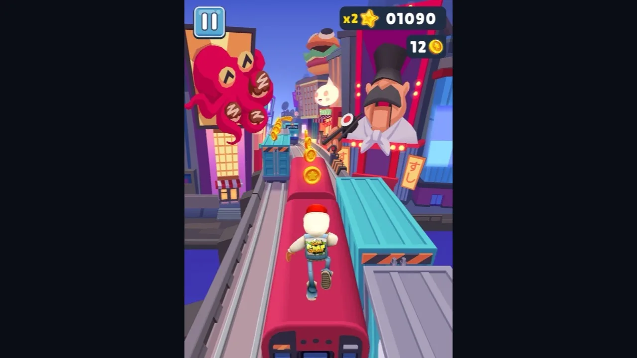 Schermata di Subway Surfers: il personaggio corre sui binari fra i treni, raccogliendo monete, in una città a tema Tokyo.